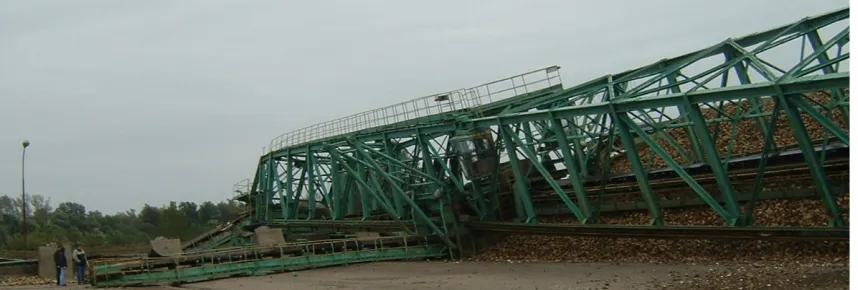 Fig. 1. Accidental collapse of the gantry crane metal structures  