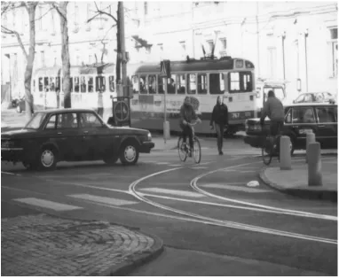 Figure 1. Bicyclists and a pedestrian taking advantage of thecourtesy expected of drivers (Photo: Mikael Jonasson).