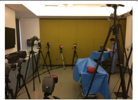 Fig. 1 Photograph demonstrating the arrays of reflective markers used for infrared motion capture analysis, which are fixed to the femur (right)and the tibia (left) using a combination of screw fixation and bone cement