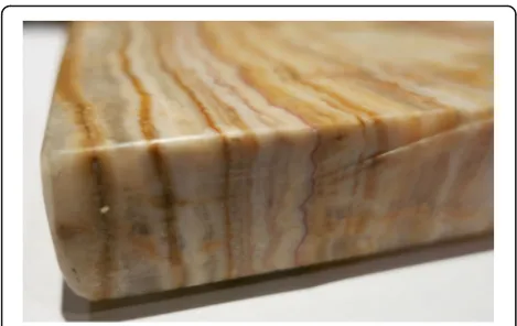 Fig. 2 Image of a slice of raisin bread. a Participants indicated if the region highlighted by the red line was present on the surface or extendedinto the object