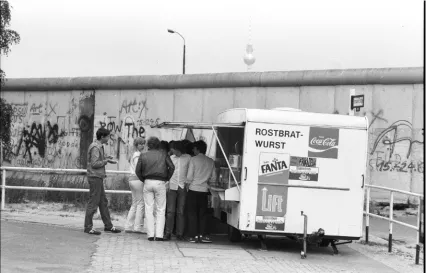 Fig. 2.4 Everyday life close to Potsdamer Platz, West Berlin, 1981. (http://www.mauer-fotos.de/fotos/f-015518/, last accessed 20.05.2019)