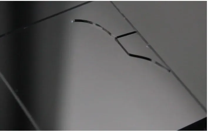 Figure 4.5: An initial cut in the glass is further cracked in the wrong direction by induced materialstress