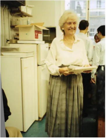 Fig. 3. Ruth Bellairs in the lab (1989).