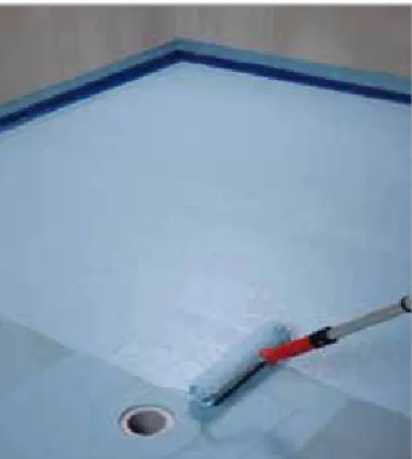 Fig. 4.18 - Application with a roller of the second coat of MAPELASTIC AQUADEFENSE
