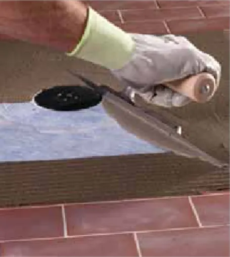 Fig. 5.9 - Applying MAPELASTIC or MAPELASTIC SMART on DRAIN VERTICAL fabric