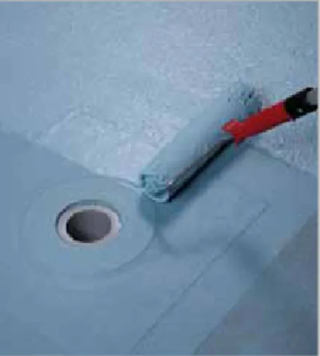 Fig. 5.27 - Application with a roller of the second coat of MAPELASTIC AQUADEFENSE 