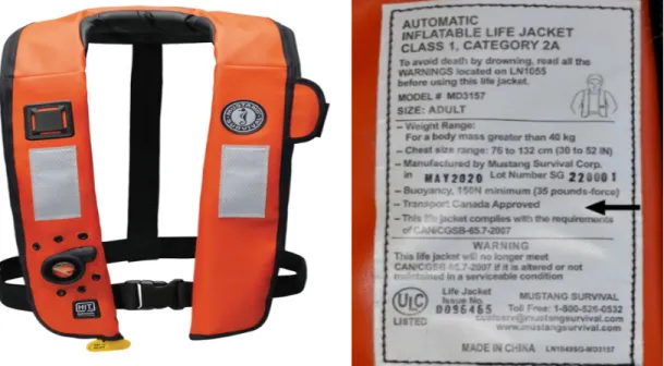 Figure 6. Photo du type de vêtement de flottaison individuel porté par le pilote dans l’événement à  l’étude (à gauche) et de son étiquette d’identification (à droite) (Source : Mustang Survival, avec  annotations du BST) 